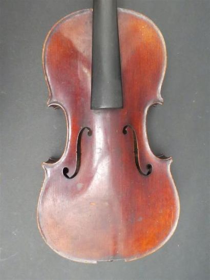 null Violon 4/4. 361 mm. Portant une étiquette "Stradivarius". Vers 1900
Avec un...