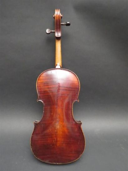 null Violon 4/4. 361 mm. Portant une étiquette "Stradivarius". Vers 1900
Avec un...