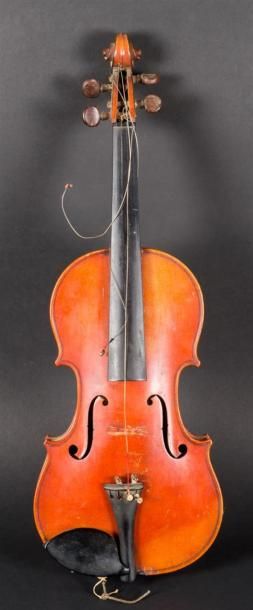 null Violon 4/4. 358 mm portant une étiquette "Stradivarius". France, vers 1900.
Avec...