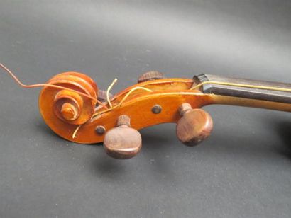 null Violon 4/4. 359 mm. Portant une étiquette "Stradivarius"Mirecourt
(joint de...