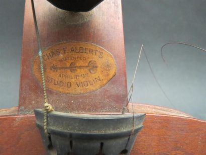 null Violon muet portant une étiquette "Chart ALBERTS". Vers 1900