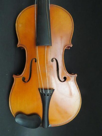 null Violon 3/4. 337 mm. Portant une étiquette "Stradivarius".Mirecourt, début XXe.
Avec...