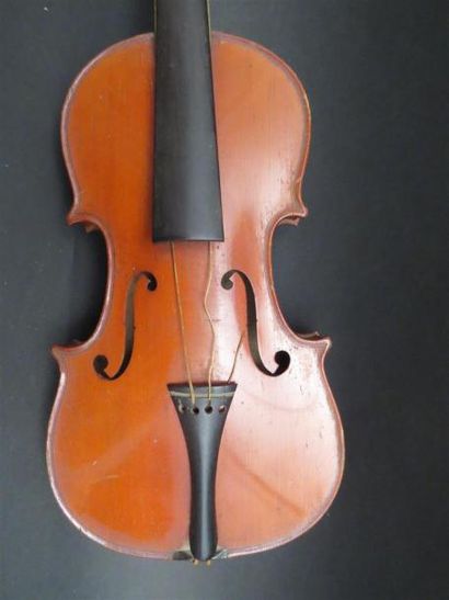 null Violon 1/2. 300 mm. Portant une étiquette "Stradivarius". Mirecourt XIXe
(à...