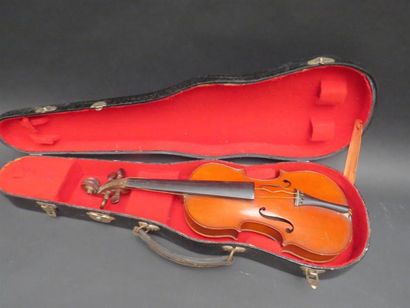 null Violon 1/2. 300 mm. Portant une étiquette "Stradivarius". Mirecourt XIXe
(à...