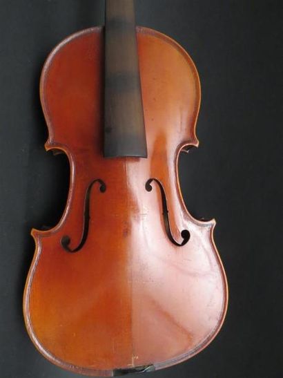 null Violon 3/4. 330 mm. Portant une étiquette "Stradivarius". Mirecourt début XXe
(galeries...