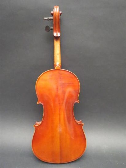 null Violon 3/4. 330 mm. Portant une étiquette "Stradivarius". Mirecourt début XXe
(galeries...