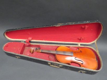 null Violon 3/4. 330 mm. Portant une étiquette "Stradivarius". Mirecourt début XXe
(galeries...