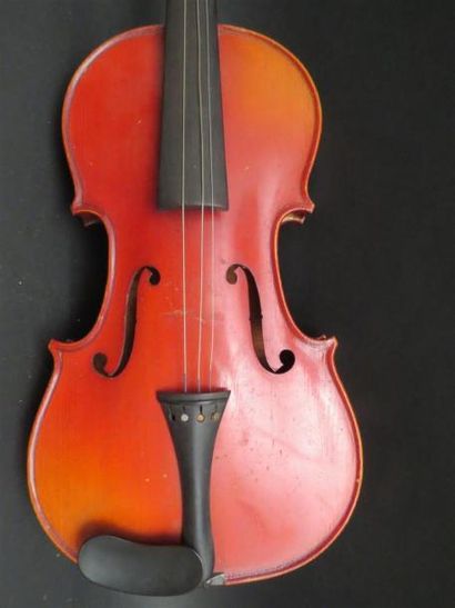 null Violon 3/4. 338 mm. Portant une étiquette "Stradivarius". Mirecourt, vers 1930
Avec...