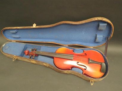 null Violon 3/4. 338 mm. Portant une étiquette "Stradivarius". Mirecourt, vers 1930
Avec...