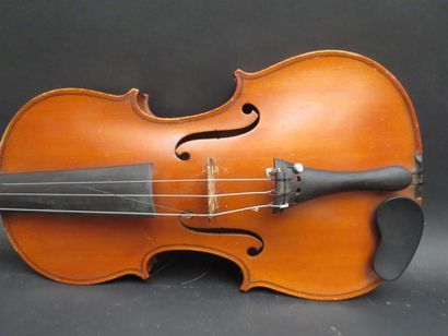 null Violon 4/4. 359 mm. Mirecourt XXe
On y joint deux archets 