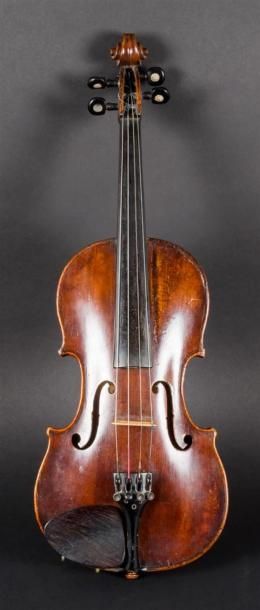 null Violon français. 355 mm. Marque au fer "Pariot à Paris". 
(Différentes restaurations)
On...