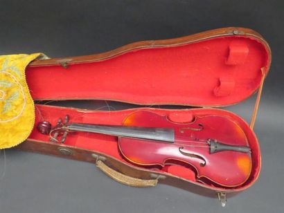 null Violon 4/4 . 360 mm. Portant une étiquette "Bertholini". Mirecourt début XXe
(cassures...