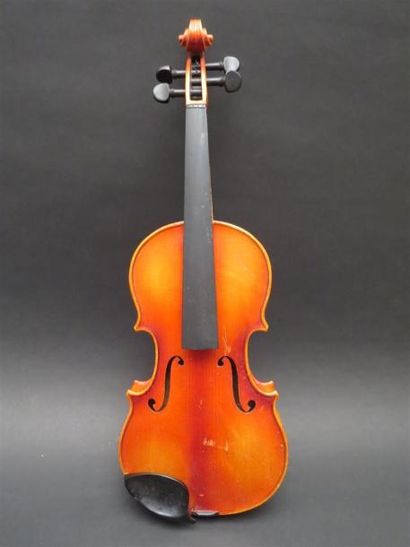 null Violon 1/2- . 315 mm - Fabrication allemande.
Avec un étui en bois.