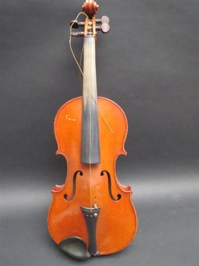 null Violon 4/4. 360 mm. Portant une étiquette "Stradivarius". Mirecourt, Début XXe
(cassure...