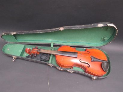 null Violon 4/4. 360 mm. Portant une étiquette "Stradivarius". Mirecourt, Début XXe
(cassure...