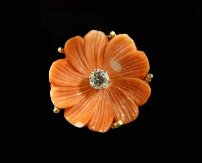 null Pendentif fleur en corail et diamant central taille brillant 0,25 carat environ,...