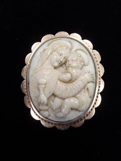 null Broche camée sur ivoire "Vierge à l'enfant" monture or.
Vers 1900
Poids brut...