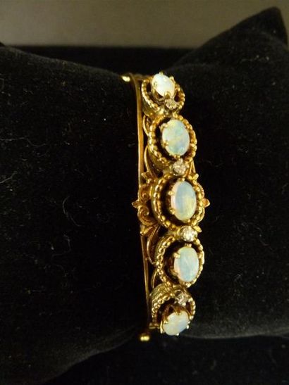 null Bracelet demi jonc à charnière en or 14 k serti de 5 opales et diamants taille...