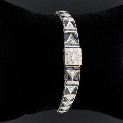 null Bracelet articulé motif central diamants taille brillant, saphirs, pierres bleues...