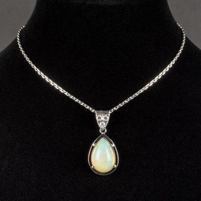null Collier pendentif opale 10 carats environ, chaine et monture or gris, bélière...