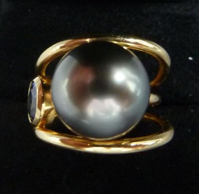 null Bague perle de culture de Tahiti 13 mm, épaulée d'un saphir, monture anneau...