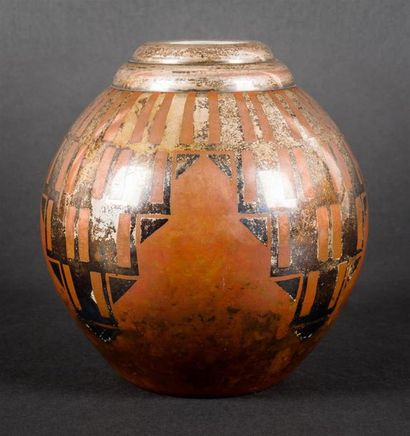 null Luc LANEL (1893-1965) & CHRISTOFLE
Vase en dinanderie à corps ovoïde et col...