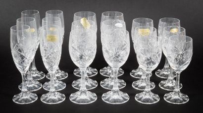 null BERTRICHAMPS KLEIN - Partie de service en cristal taillé comprenant 6 verres...
