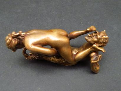 null Deux sujets érotiques en bronze de Vienne doré.
Vers 1900
L : 8 cm