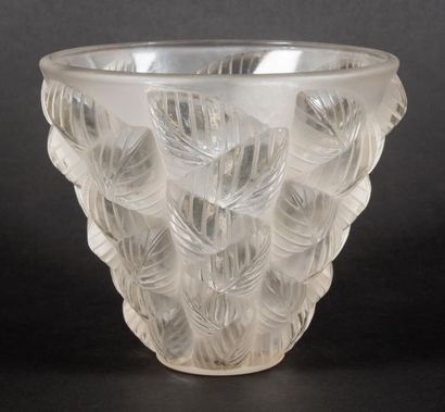 null René LALIQUE (1860 - 1945) 
Vase modèle "Moissac" en verre blanc moulé-pressé...