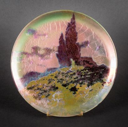 null CLEMENT MASSIER (1844-1917) 
Assiette sur talon en céramique irisée à décor...