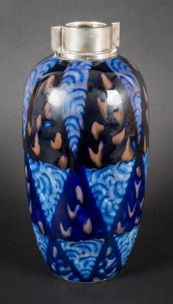 null Camille THARAUD (1878-1956) - Limoges
Vase en porcelaine à décor stylisé brun...