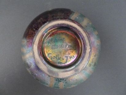 null CLEMENT MASSIER (1844-1917) 
Coupe en céramique irisée à décor de coulures
Signée...
