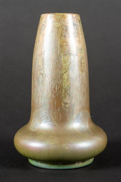 null CLEMENT MASSIER (1844-1917) 
Vase en grès irisé. 
Epoque Art Nouveau
Signé "M....