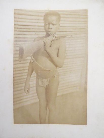 null [AFRIQUE NOIRE]. Ensemble de photographies.
16 photographies (12 X 17 cm) collées...