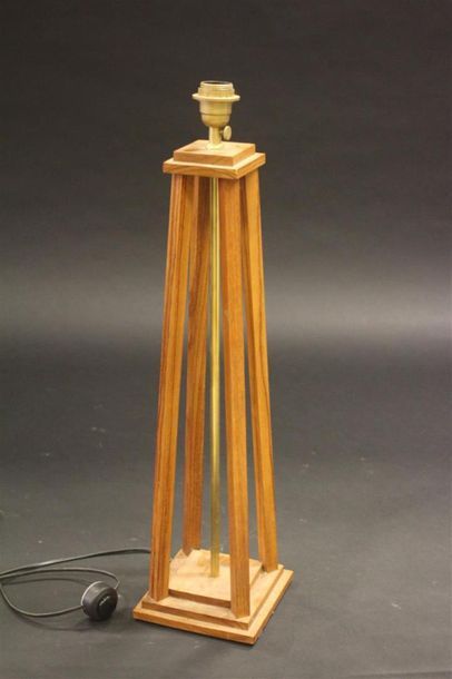 Lampe d'architecte en bois.
H: 74 cm.
