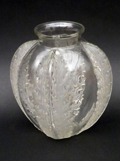 René LALIQUE (1860 -1945)
Vase «Chardons»...