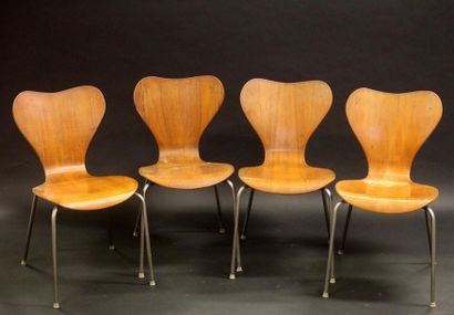 Arne JACOBSEN (d'après)
Suite de quatre chaises...