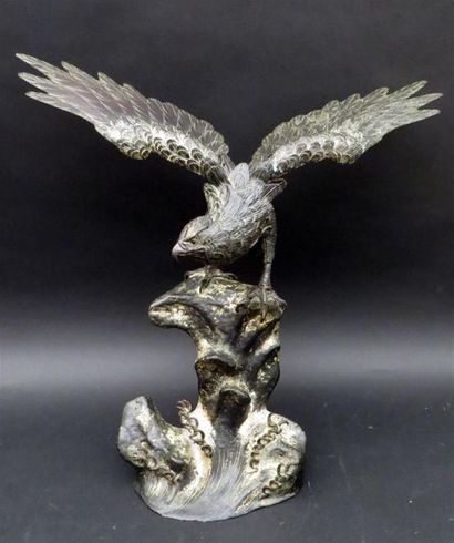 Aigle en bronze ciselé, les ailes déployées,...