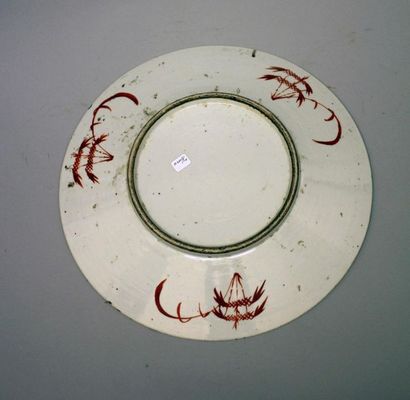 null Grand plat en porcelaine polychrome de la Famille Rose à décor d'objets bouddhistes.
Chine,...