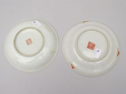 null Deux coupes en porcelaine polychrome de famille rose, l'une représentant Libai....