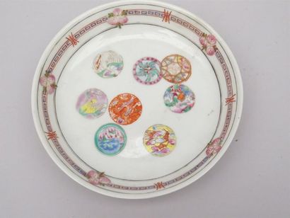 null Deux coupes en porcelaine polychrome de famille rose, l'une représentant Libai....