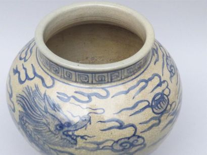 null Jarre de forme Guan porcelaine craquelée à décor en camaïeu bleu de dragon à...