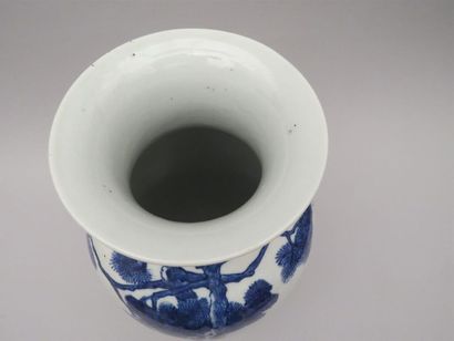 null Vase balustre en porcelaine blanche à découverte en bleu sous couverte à décor...