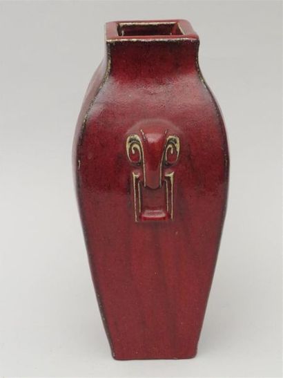 null Vase Sang de boeuf, anses à décors d'éléphants. 
Chine
H : 30 cm - l : 18 cm...