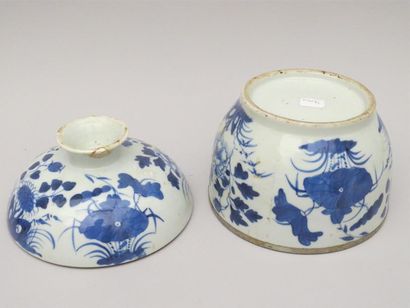null Pot à gingembre en porcelaine blanc et bleu à décor floral, cerclage métal.
Vietnam,...