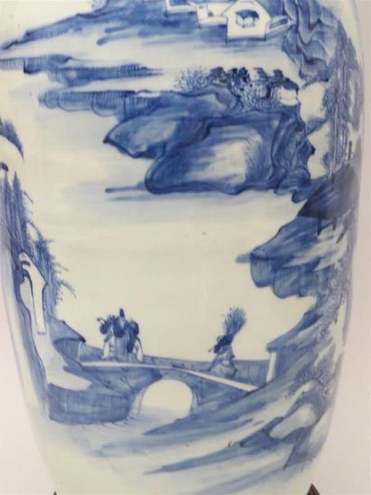 null Grand vase balustre en porcelaine blanc bleu à décor de paysage lacustre animé....