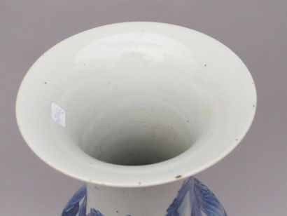 null Grand vase balustre en porcelaine blanc bleu à décor de paysage lacustre animé....