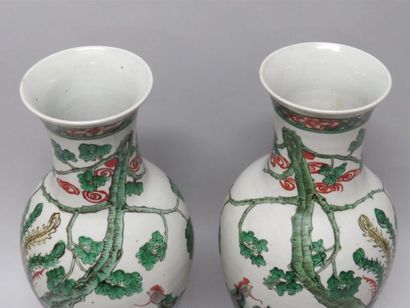 null Paire de vases balustres en porcelaine dans le goût de la famille verte à décor...