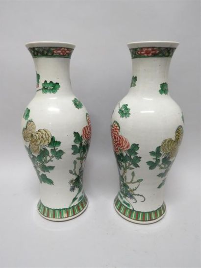 null Paire de vases balustres en porcelaine dans le goût de la famille verte à décor...