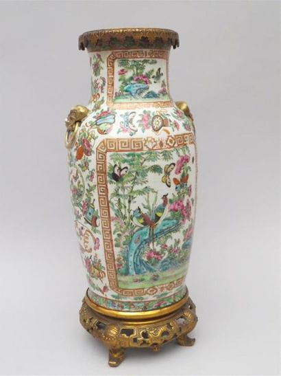 null Vase en porcelaine et émaux de la famille rose à décor de végétaux, oiseaux...